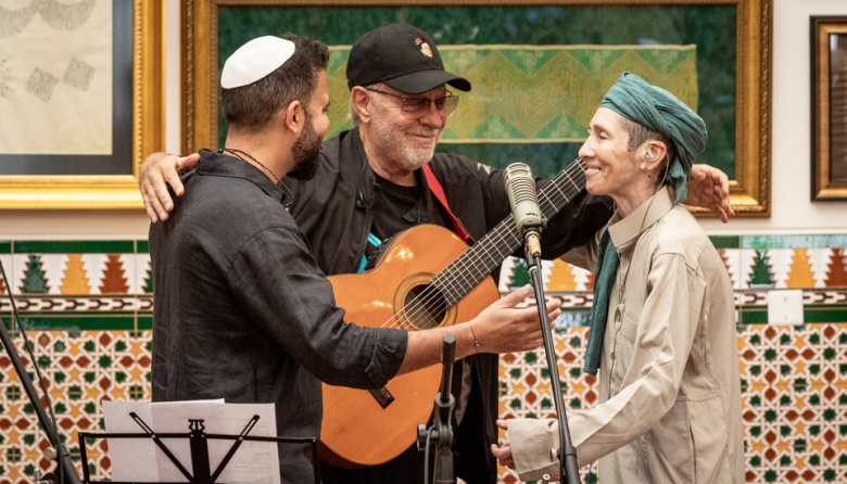 Con músicos que cantaron en hebreo y árabe “Sólo le pido a Dios” por la paz en Medio Oriente, la versión que León Gieco grabó en una mezquita